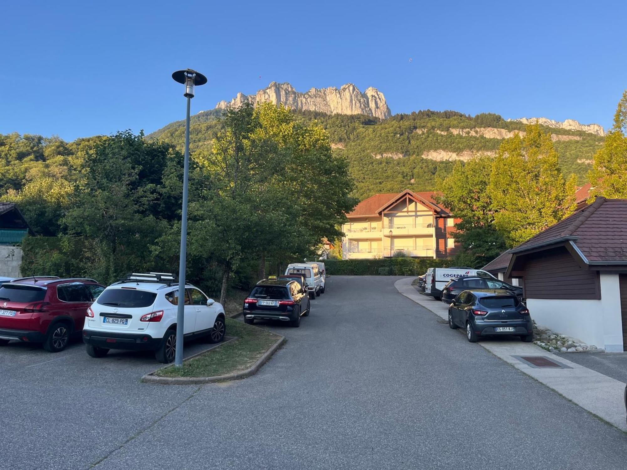 Entre Lac D'Annecy Et Montagnes, Golf Et Parapente A Pieds Talloires Oda fotoğraf